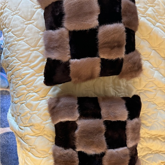 Two fur accent pillows - Picture 2 of 8